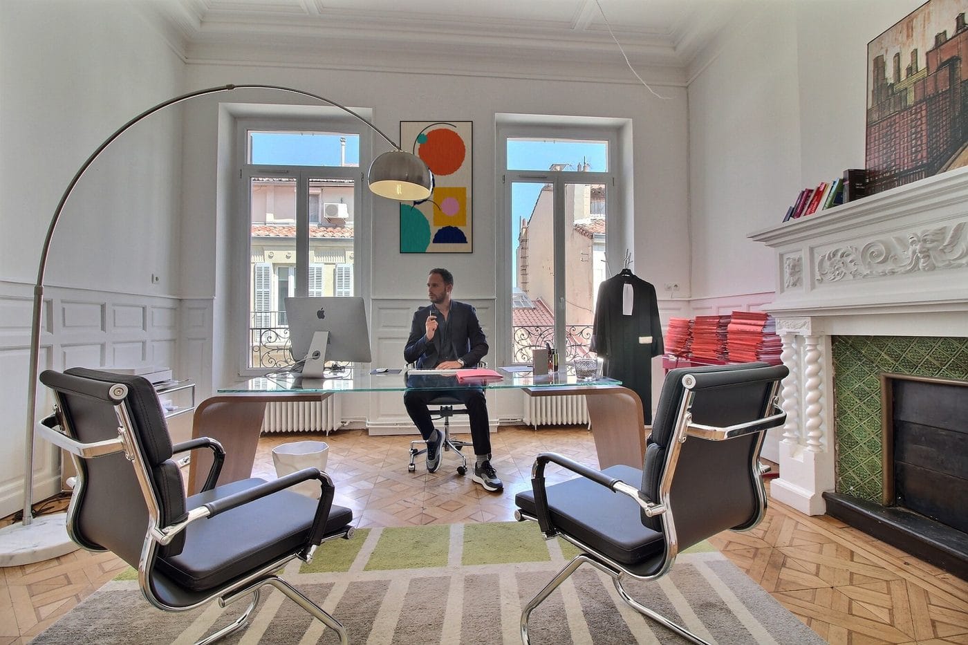 Maître Benjamin Doukhan à son bureau, au cabinet du 37 rue Montgrand à Marseille